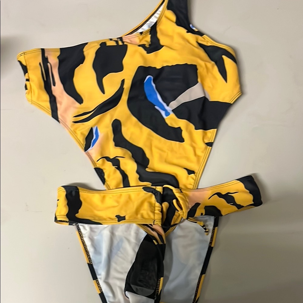 Women’s One Piece Swimsuit - Yellow and Black Animal Print 🐆 🦒